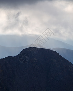 云层中的山峰 背光下一连串灰色山脉阳光文化基岩太阳地质学远足旅行景点登山旅游图片