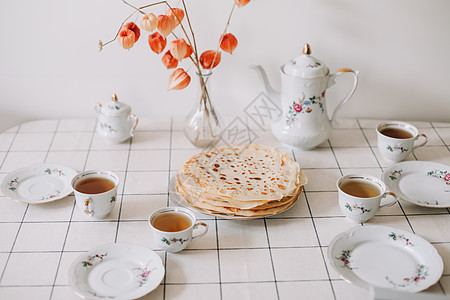 一套瓷器咖啡和茶 桌子上有杯子 杯子和盘子服务茶具礼仪桌面餐具设置文化时间制品收藏图片