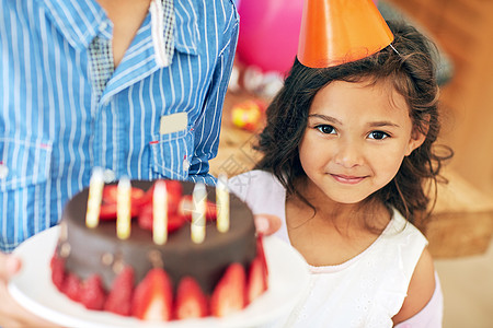 生日女孩的草莓 一个可爱的小女孩和她哥哥在家里摆着生日蛋糕的肖像图片