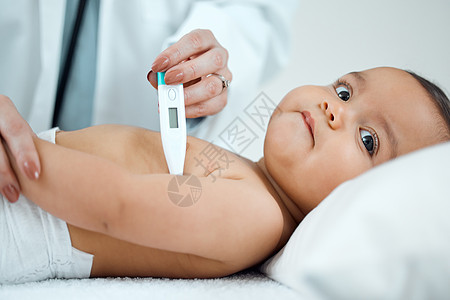 让我们从量体温开始吧 儿科医生在诊所用温度计测量婴儿体温的照片图片