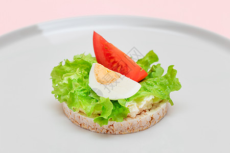 配有番茄 生菜和鸡蛋的饼干三明治沙拉小吃饮食蛋糕食物年糕薄脆早餐奶油绿色图片