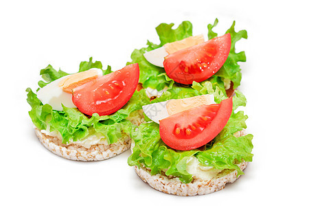 配有番茄 生菜和鸡蛋的饼干三明治     孤立无援薄脆奶油白色早餐沙拉健康饮食饮食年糕食物小吃图片