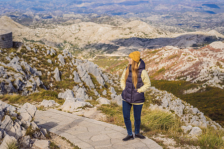 在黑山Lovcen国家公园Lovcen国家公园山区地貌的女旅行者全景风景历史游客国家旅行爬坡岩石假期旅游图片