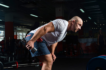 在健身房里 男健体健壮者与哑铃搭配重量男性手臂二头肌运动员男人活力工作室肌肉活动图片
