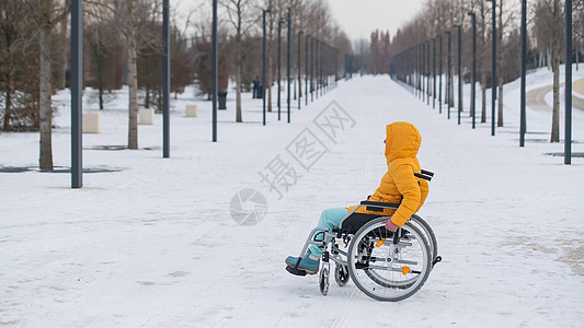 残疾妇女在冬季户外轮椅上外套援助孤独卫生帮助诊所减值人士病人女士图片