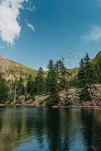 大型山湖 高山风景 湖泊和高山峰天空旅游全景顶峰森林公园旅行反射池塘假期图片