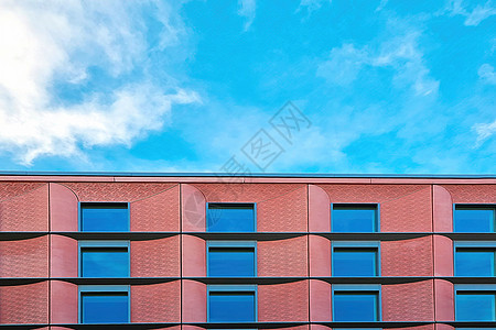 美丽的现代建筑对着蓝天图片