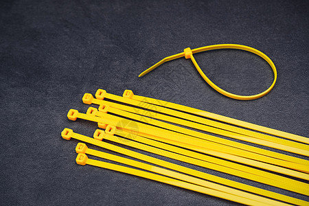 黄电缆领带堆积图片