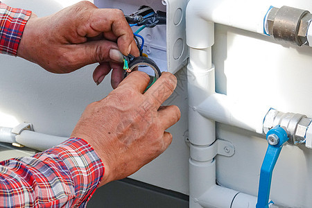 家用场地水泵控制电源电缆的电力修理图片