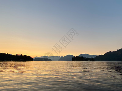 希提斯岛附近山上的日落场景 水面反射航行山脉顶峰山峰旅游风景勘探崎岖戏剧性天气图片