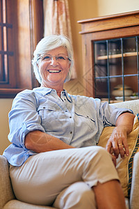 即使我退休了 我也能过上美好的生活 一个年长女人的肖像 在家里沙发上放松图片