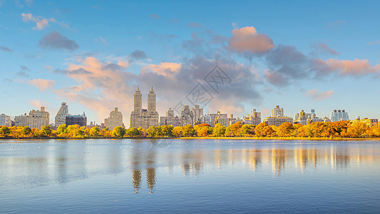 纽约市曼哈顿市中城的秋天中央公园建筑学绿色建筑摩天大楼风景季节城市旅行地标花园图片