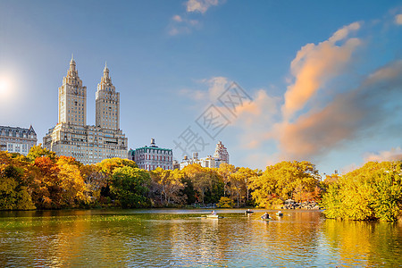 纽约市曼哈顿市中城的秋天中央公园池塘绿色天空日落景观摩天大楼市中心旅行地标建筑学图片