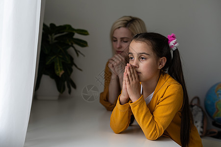 基督教宗教女孩和母亲在家祷告 在教会童年女性父母珠子念珠女士女儿上帝信仰图片