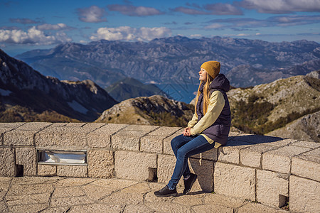 在黑山Lovcen国家公园Lovcen国家公园山区地貌的女旅行者岩石国家女士村庄游客悬崖顶峰风景历史建筑图片