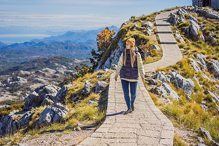 在黑山Lovcen国家公园Lovcen国家公园山区地貌的女旅行者国家游客旅游山峰全景旅行蓝色建筑石头岩石图片