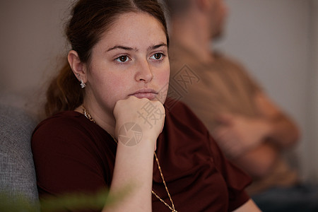 我不想跟你说话 被一对年轻夫妇打斗时互相视而不见的镜头拍到图片