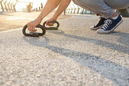 运动员在户外锻炼 做俯卧撑练习的裁剪图像 健身 运动 耐力 体重训练 户外锻炼 健康和积极的生活方式概念图片