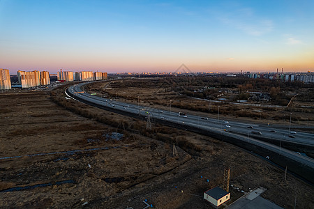 日落傍晚靠近城市新区的新市区的公路小道图片