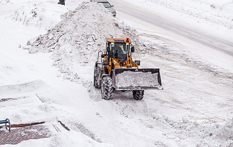 清扫和清理城市道路 以摆脱冬季的积雪降雪雪堆卡车刮刀车辆司机行动暴风雪装载机车轮图片