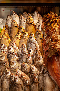 鱼店 特写商店窗外烟熏和干燥的鱼盐渍海鲜动物营养待售美味街道饮食摄影市场图片