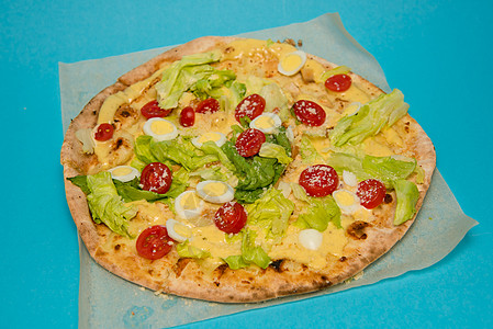 在浅蓝色背景上贴近美味热披萨 有选择的焦点美食小吃营养餐厅产品纸盒圆圈蓝色午餐送货图片