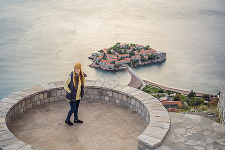 圣史蒂芬岛美景背景的女性游客 黑山布德瓦里维埃拉的旅行观光海岸线蓝色太阳天空海岸日落女士海滩图片