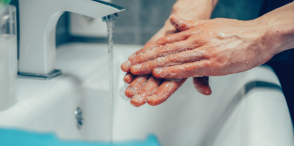 特写 有人小心地擦洗手掌的肥皂浴室卫生男性房子药品预防脸盆疾病龙头感染图片
