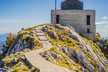 黑山Lovcen国家公园夏季山地景观 桑尼夏日爬坡岩石山脉建筑地标场景旅行历史风景冒险图片