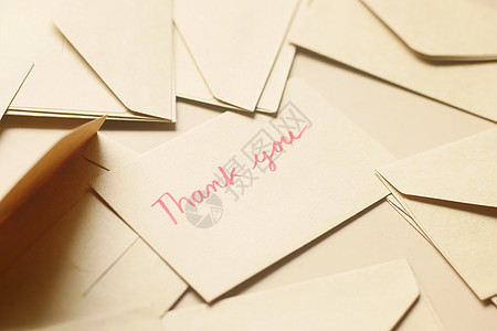 感谢您在木制桌上的留言和信封感恩感激愿望动机问候语高架笔记图片