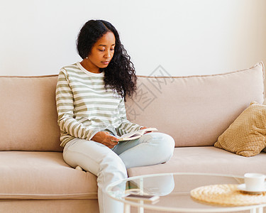 坐在沙发上看书的美美美非裔女子 独自在家度过时间;和图片