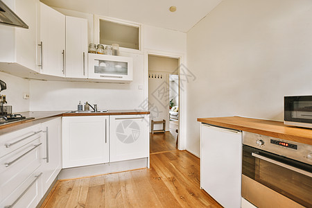 白色设计的现代厨房 有很多储物柜建筑学房间器具橱柜厨具烤箱房地产加热器大理石角落图片