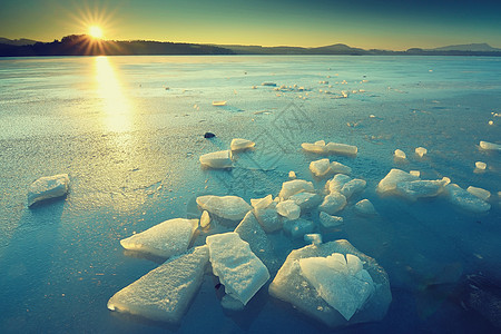 水和冰雪边缘 冰的颜色亮丽 覆盖着水旅行漂浮海洋絮状物蓝色天空男人海滩日落背光图片