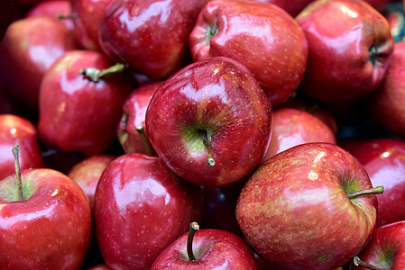 红苹果背景 红色苹果及其叶子的组合图片