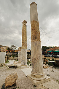 在希腊雅典古老的雅典卫城附近的哈德里安图书馆用高高柱对抗蓝天图片