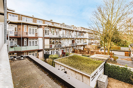从一个现代房子的舒适阳台到城市观景大厦绿色天空美化庭院街道建筑学结构奢华住宅图片