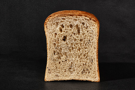 半个面包包 新鲜 美味的烤灰面面包 黑色背景 带复制空间图片