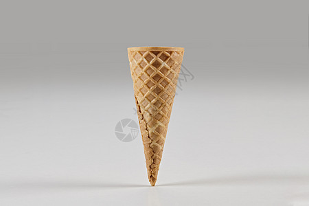 白上孤立的冰淇淋空瓦弗甜筒 食物 治疗 嘲笑 广告和设计模板 特写图片