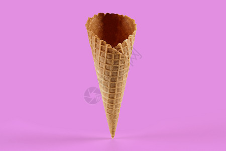 粉红色背景下用于冰淇淋的空甜威化锥 食物的概念 款待 样机 模板为您的广告和设计 特写图片