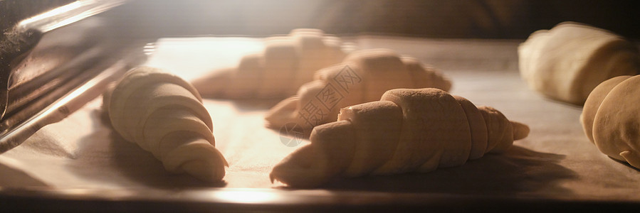 烤箱闭合时煮甜甜美味的羊角面包图片