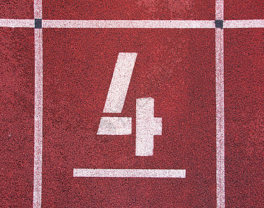 四 红色橡皮赛车的白轨数 运动体育场赛跑赛道的纹理图片