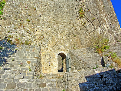 一座古老堡垒的废墟 一座欧洲堡垒的古老厚石墙 山上长满了绿色植物 防御工事废墟中的门和拱门文化历史纪念碑房子地标天空景观岩石历史图片