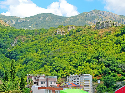 黑山山区疗养院 绿色山背景下的白色建筑 位于绿山背景图片