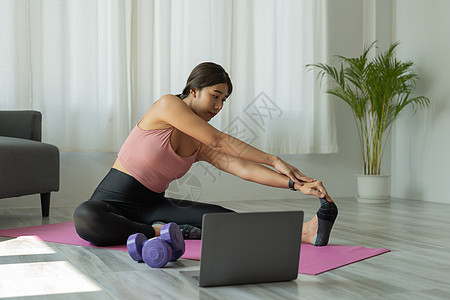 年轻女子在家里练习瑜伽 健身 锻炼 健康生活和饮食理念运动服视频哑铃训练女孩健康房间技术女士健身房图片