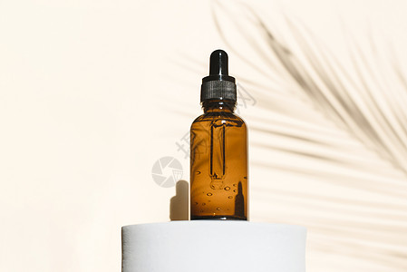 蜜蜂背景的滴水瓶血清或液态科林 薄棕榈叶阴影 抗传说化妆品的概念 (笑声)图片