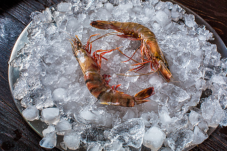 阿根廷大红虾黑色背景的红阿根廷虾头 顶视图美食油炸深水立方体午餐食物团体高架海鲜荒野背景