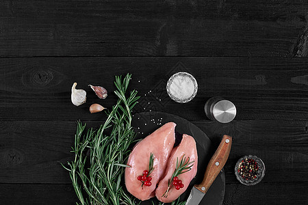 餐桌上有香料 迷迭香 红辣椒和黑胡椒 概念是健康的食物木头草药木板鱼片食谱饮食午餐烹饪家禽营养图片