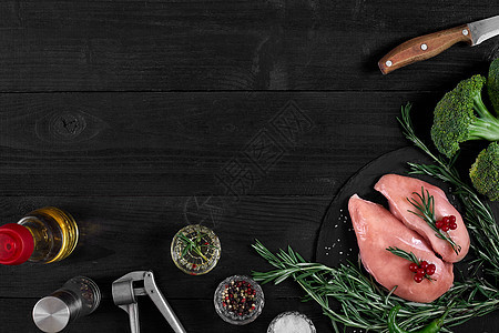 餐桌上有香料 迷迭香 红辣椒和黑胡椒 概念是健康的食物饮食烹饪食谱午餐鱼片营养家禽厨房木板木头图片