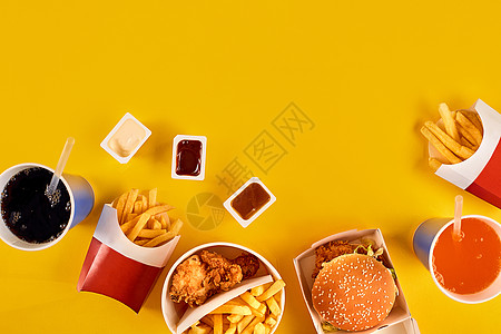 快速食品概念 油炸炒餐厅取出洋葱圈 汉堡 炸鸡和薯条 作为饮食诱惑的象征 导致不健康的营养 注 肉类食欲烹饪育肥乌贼小样广告碳水图片