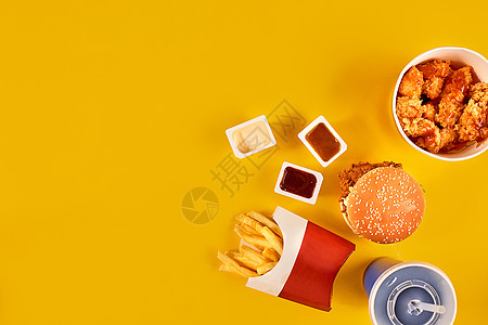 薯条 汉堡包 蛋黄酱和番茄酱 在黄色背景上 笑声食谱乡村牛肉筹码菜单沙拉土豆国家生活营养图片
